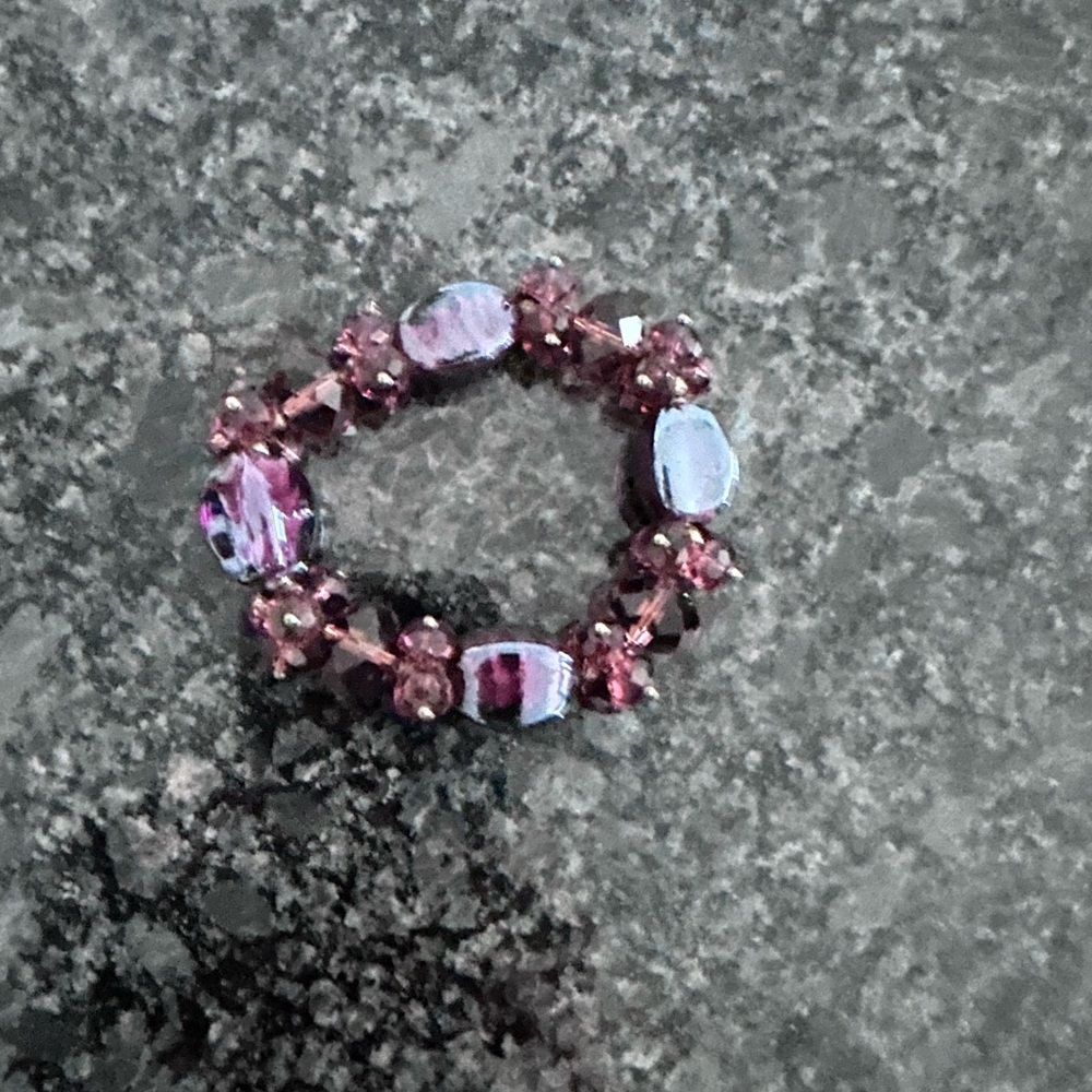 Elegant purple crystal
Beaded bracelet .